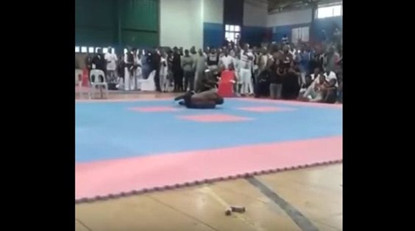 Μπόντι μπίλντερ σπάει το λαιμό του ενώ προσπαθεί να κάνει τούμπα (σκληρό βίντεο)